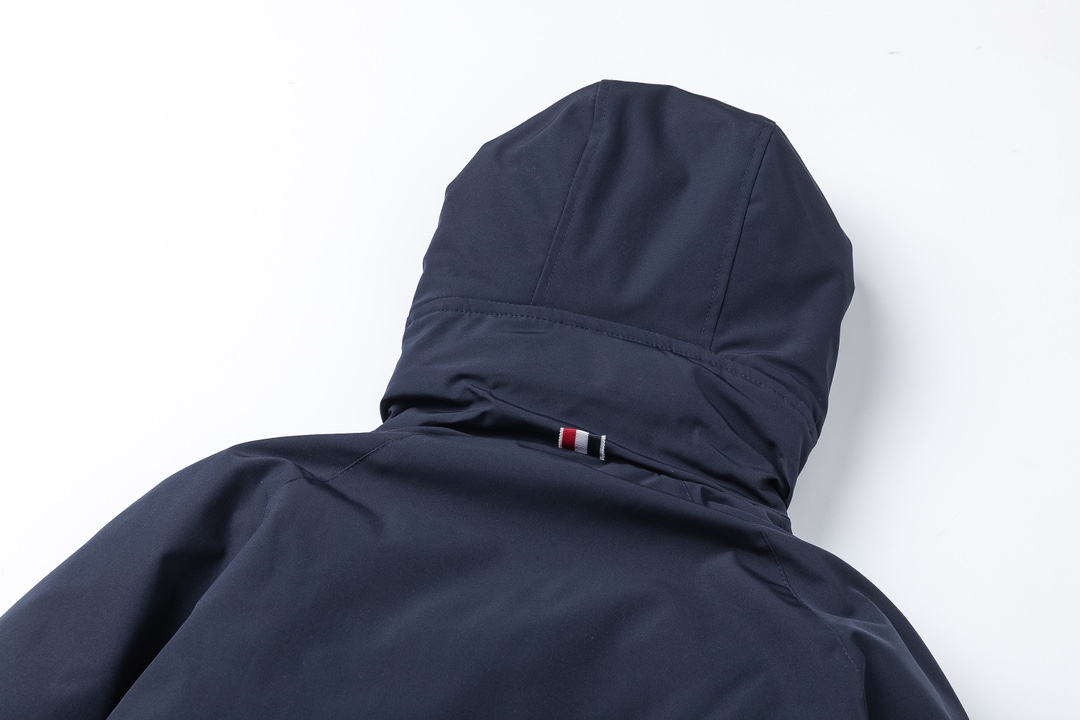 【ThomBrowne  公式旗艦店】トムブラウン  ダウンジャケット ご好評に付き再入荷！241228