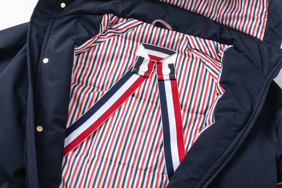 【ThomBrowne  公式旗艦店】トムブラウン  ダウンジャケット ご好評に付き再入荷！241228