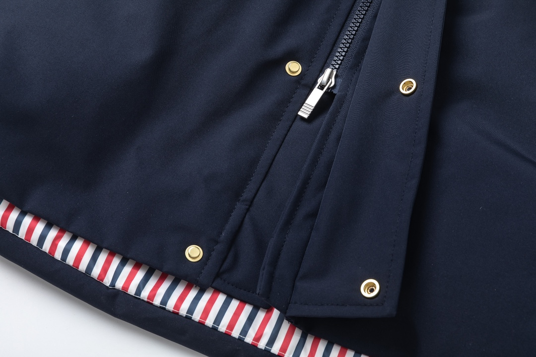 【ThomBrowne  公式旗艦店】トムブラウン  ダウンジャケット ご好評に付き再入荷！241228