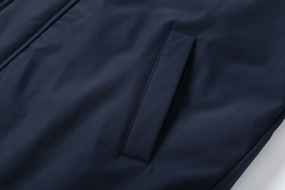 【ThomBrowne  公式旗艦店】トムブラウン  ダウンジャケット ご好評に付き再入荷！241228