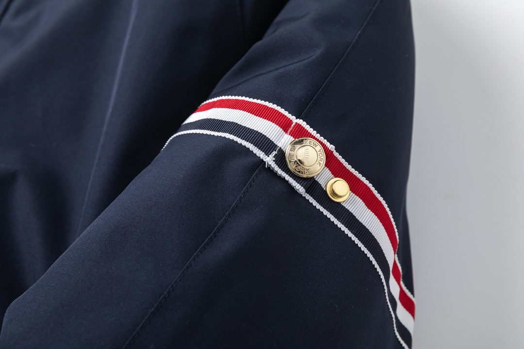 【ThomBrowne  公式旗艦店】トムブラウン  ダウンジャケット ご好評に付き再入荷！241228