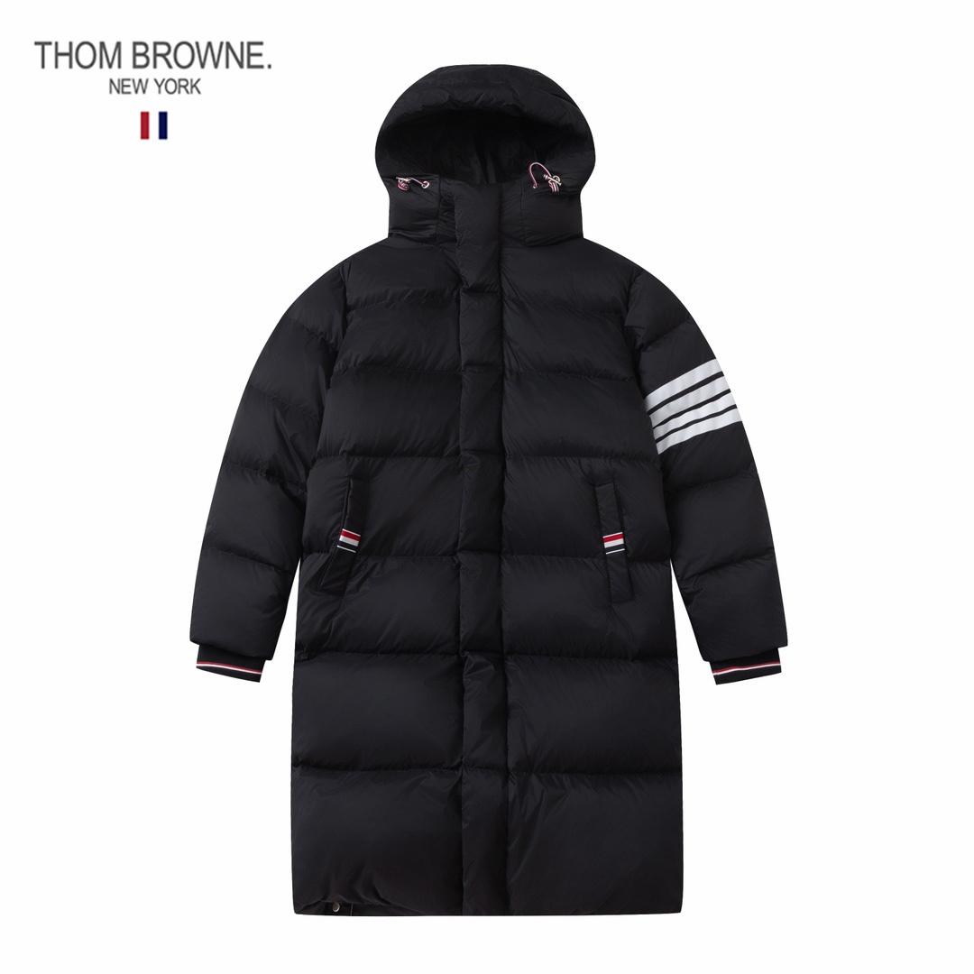 【ThomBrowne  公式旗艦店】トムブラウン  ダウンジャケット ご好評に付き再入荷！241228