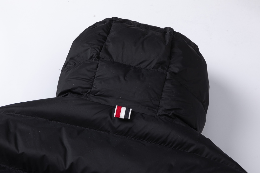 【ThomBrowne  公式旗艦店】トムブラウン  ダウンジャケット ご好評に付き再入荷！241228