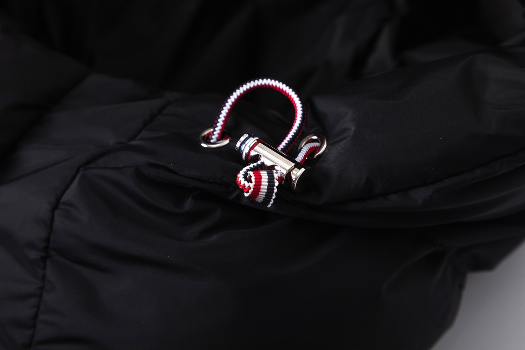 【ThomBrowne  公式旗艦店】トムブラウン  ダウンジャケット ご好評に付き再入荷！241228