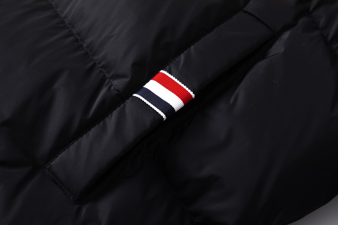 【ThomBrowne  公式旗艦店】トムブラウン  ダウンジャケット ご好評に付き再入荷！241228