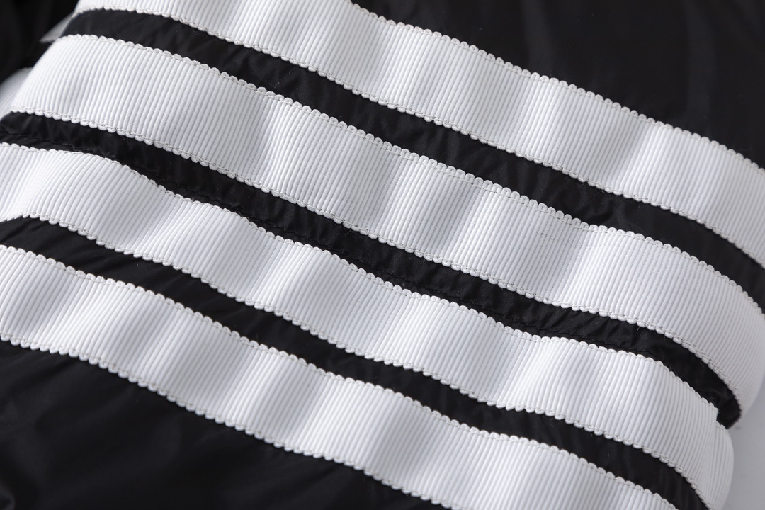 【ThomBrowne  公式旗艦店】トムブラウン  ダウンジャケット ご好評に付き再入荷！241228