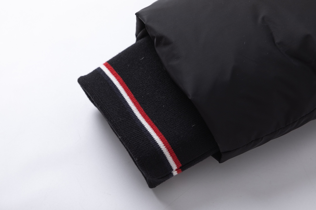 【ThomBrowne  公式旗艦店】トムブラウン  ダウンジャケット ご好評に付き再入荷！241228