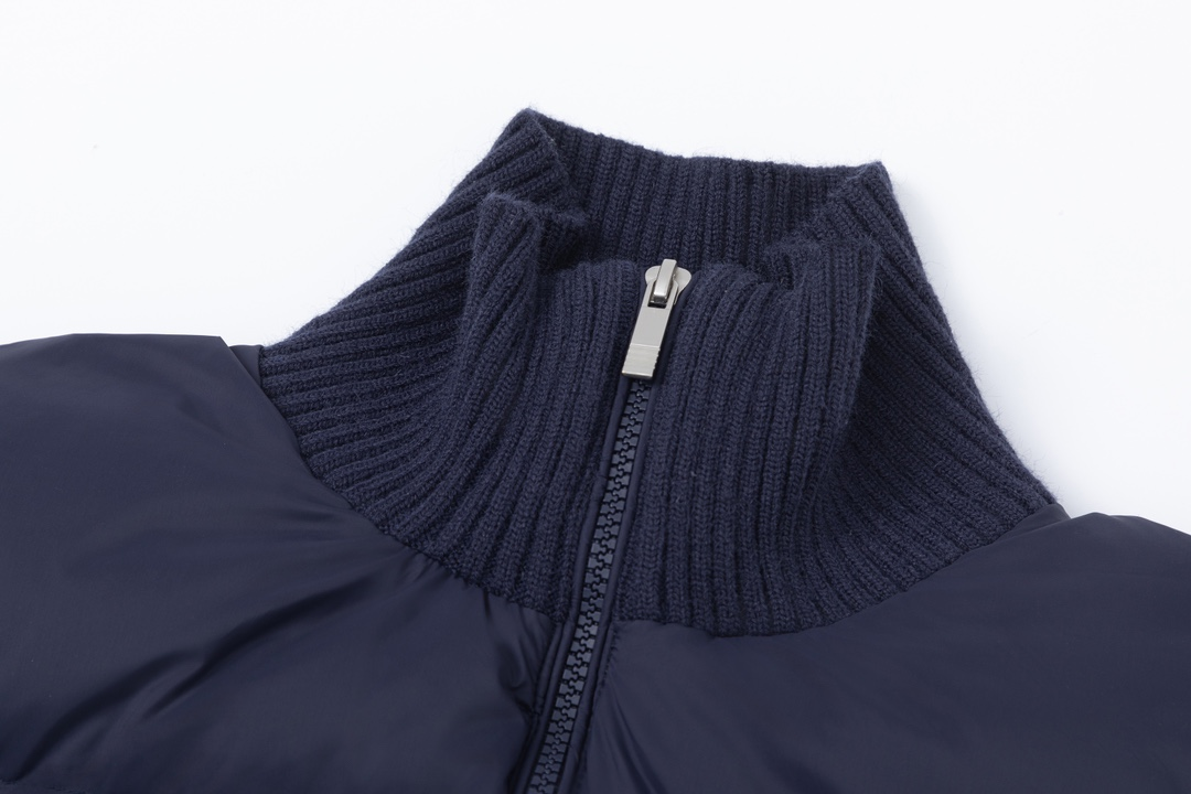 【ThomBrowne  公式旗艦店】トムブラウン  ダウンジャケット ご好評に付き再入荷！241228