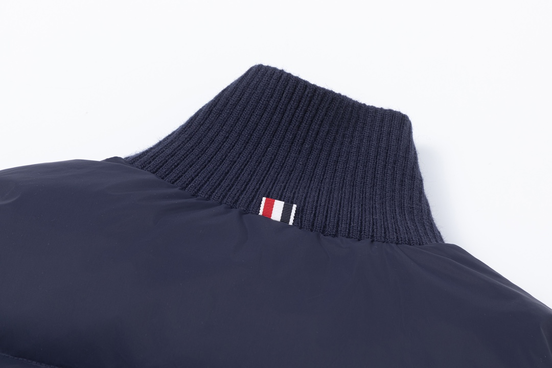 【ThomBrowne  公式旗艦店】トムブラウン  ダウンジャケット ご好評に付き再入荷！241228