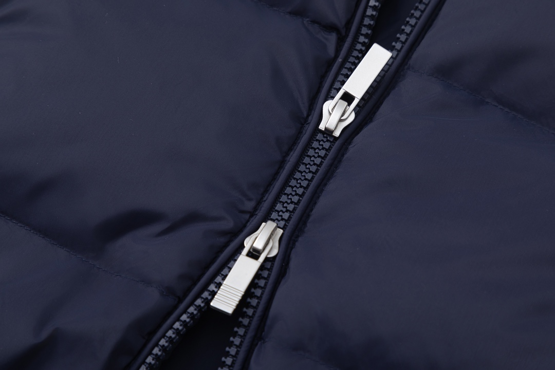 【ThomBrowne  公式旗艦店】トムブラウン  ダウンジャケット ご好評に付き再入荷！241228