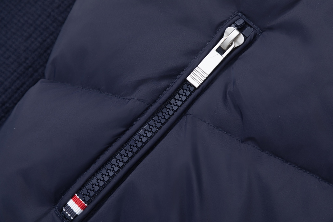 【ThomBrowne  公式旗艦店】トムブラウン  ダウンジャケット ご好評に付き再入荷！241228