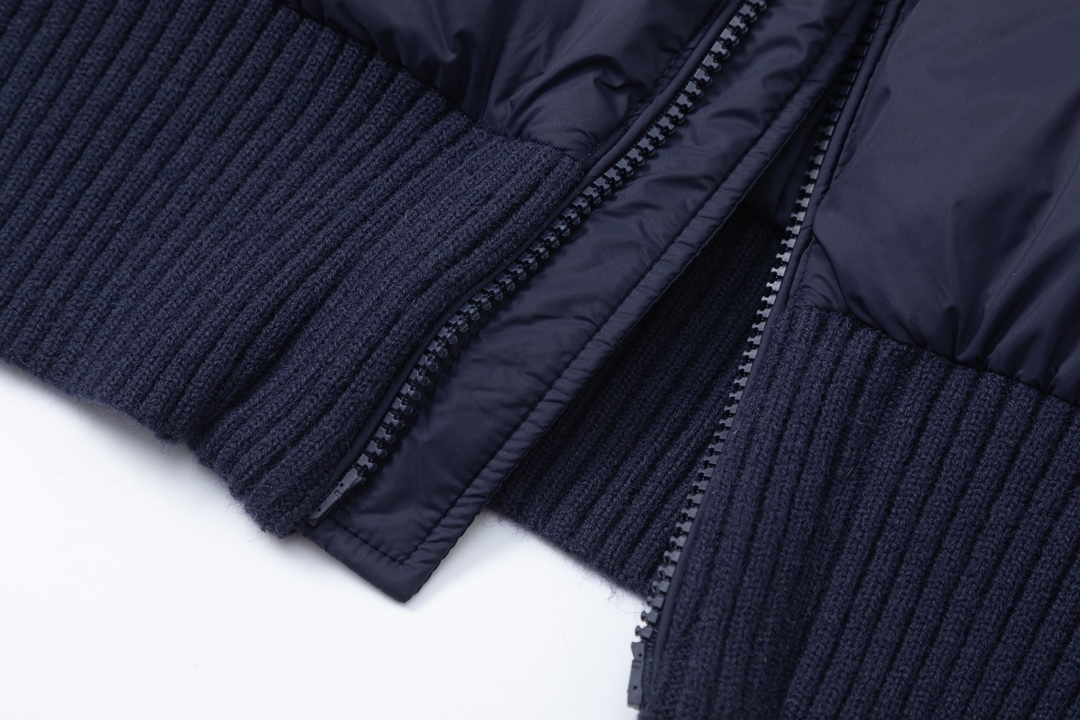 【ThomBrowne  公式旗艦店】トムブラウン  ダウンジャケット ご好評に付き再入荷！241228