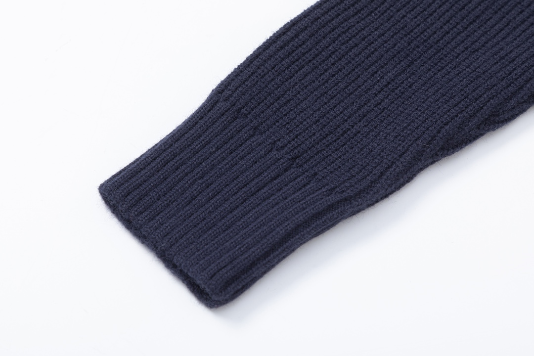 【ThomBrowne  公式旗艦店】トムブラウン  ダウンジャケット ご好評に付き再入荷！241228