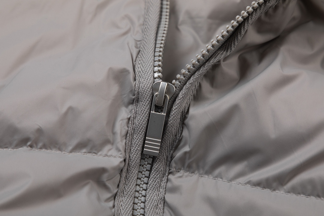 【ThomBrowne  公式旗艦店】トムブラウン  ダウンジャケット ご好評に付き再入荷！241228