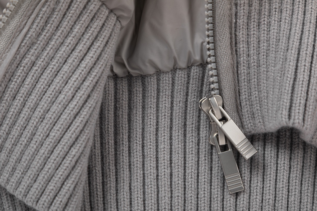 【ThomBrowne  公式旗艦店】トムブラウン  ダウンジャケット ご好評に付き再入荷！241228