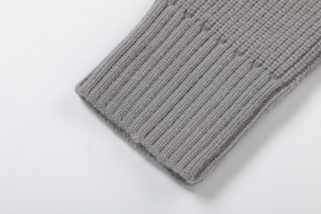 【ThomBrowne  公式旗艦店】トムブラウン  ダウンジャケット ご好評に付き再入荷！241228