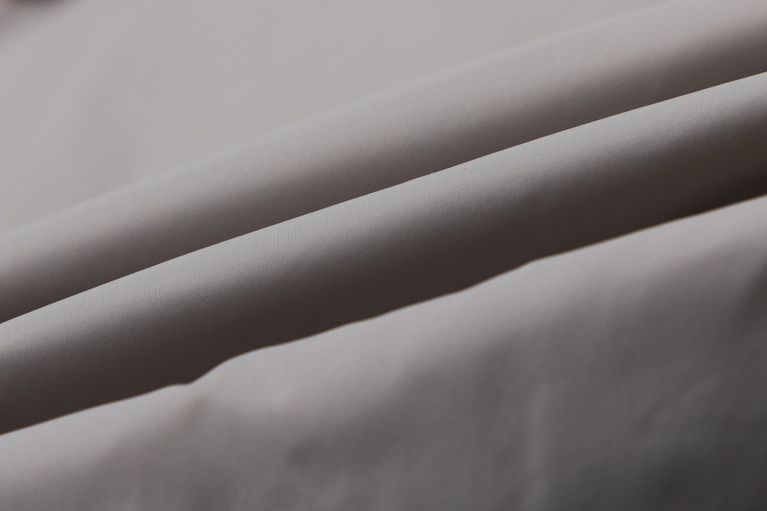 【ThomBrowne  公式旗艦店】トムブラウン  ダウンジャケット ご好評に付き再入荷！241228