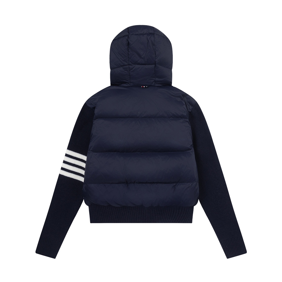 【ThomBrowne  公式旗艦店】トムブラウン  ダウンジャケット ご好評に付き再入荷！241228