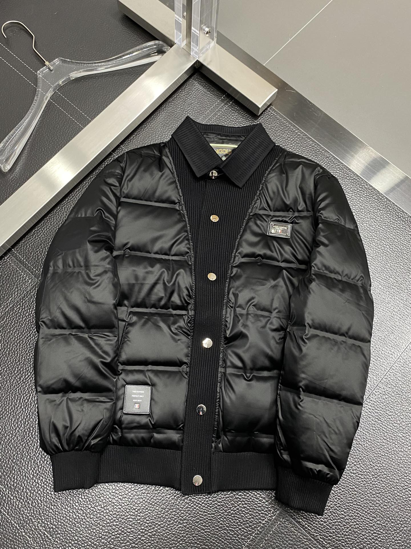 【Miumiu  公式旗艦店】ミュウミュウ ダウンジャケット ご好評に付き再入荷！241228