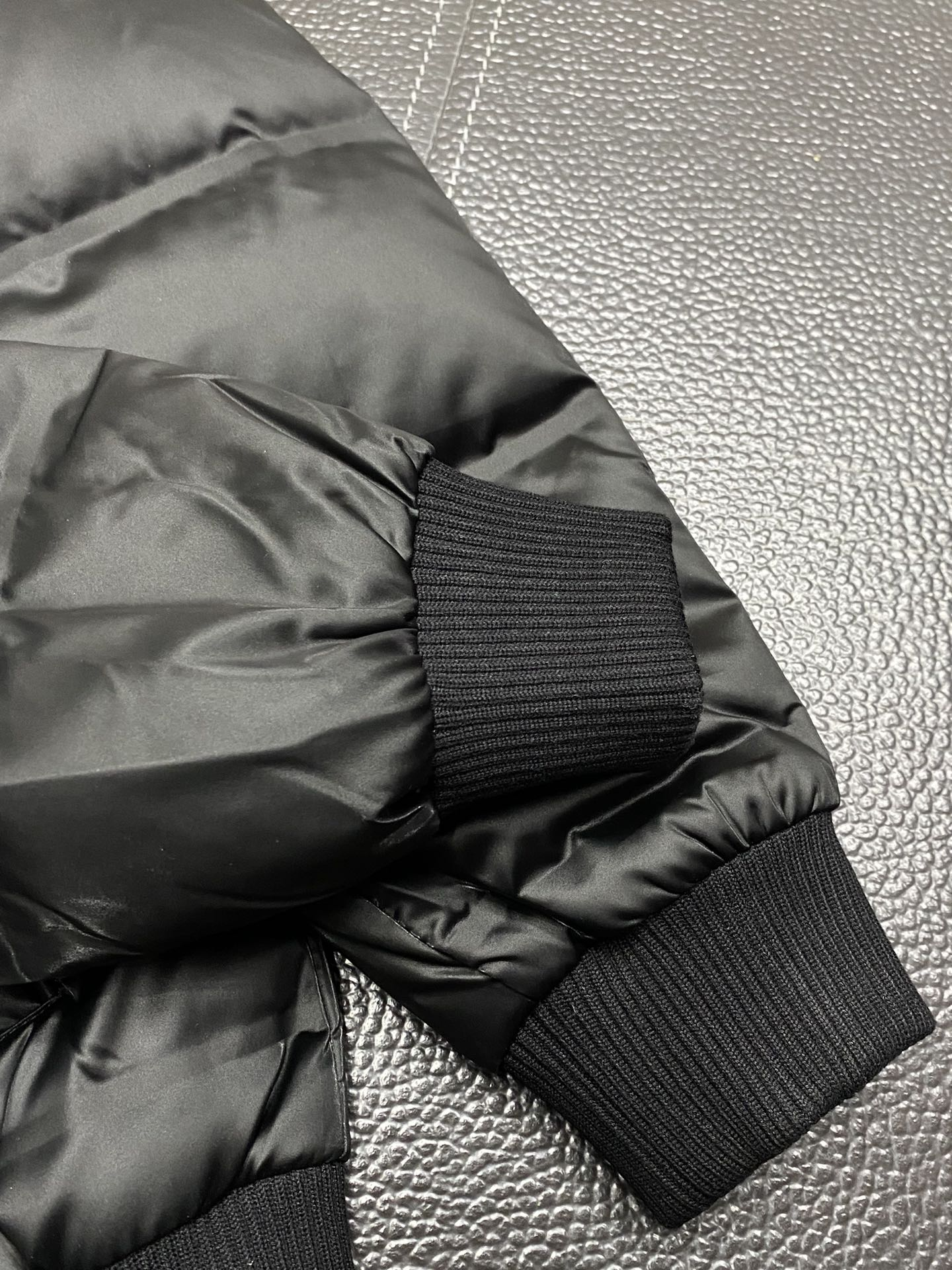 【Miumiu  公式旗艦店】ミュウミュウ ダウンジャケット ご好評に付き再入荷！241228