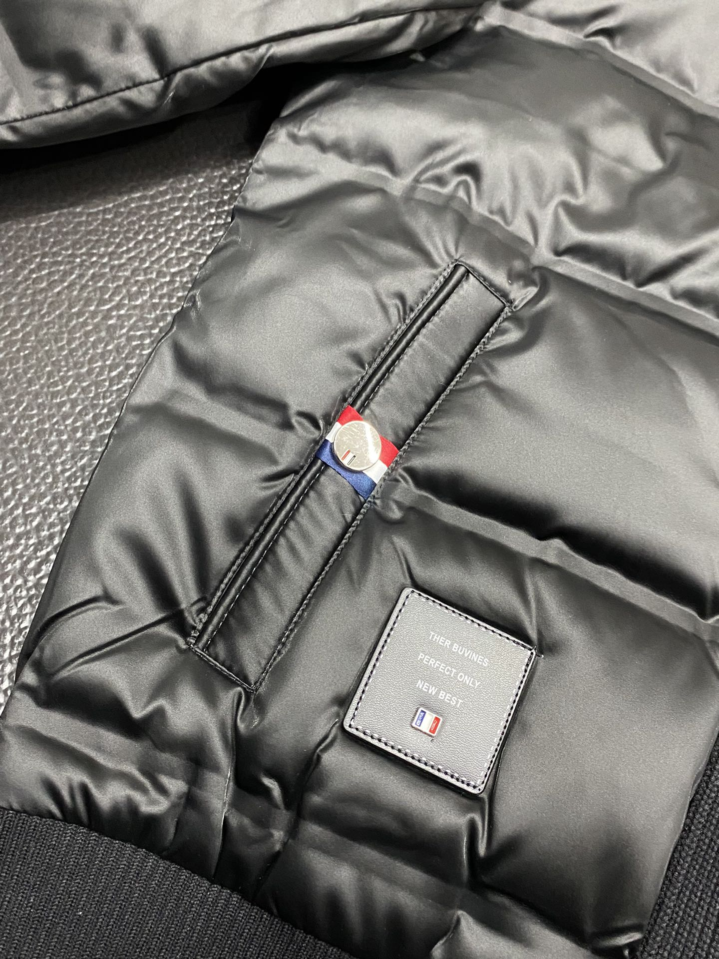 【Miumiu  公式旗艦店】ミュウミュウ ダウンジャケット ご好評に付き再入荷！241228