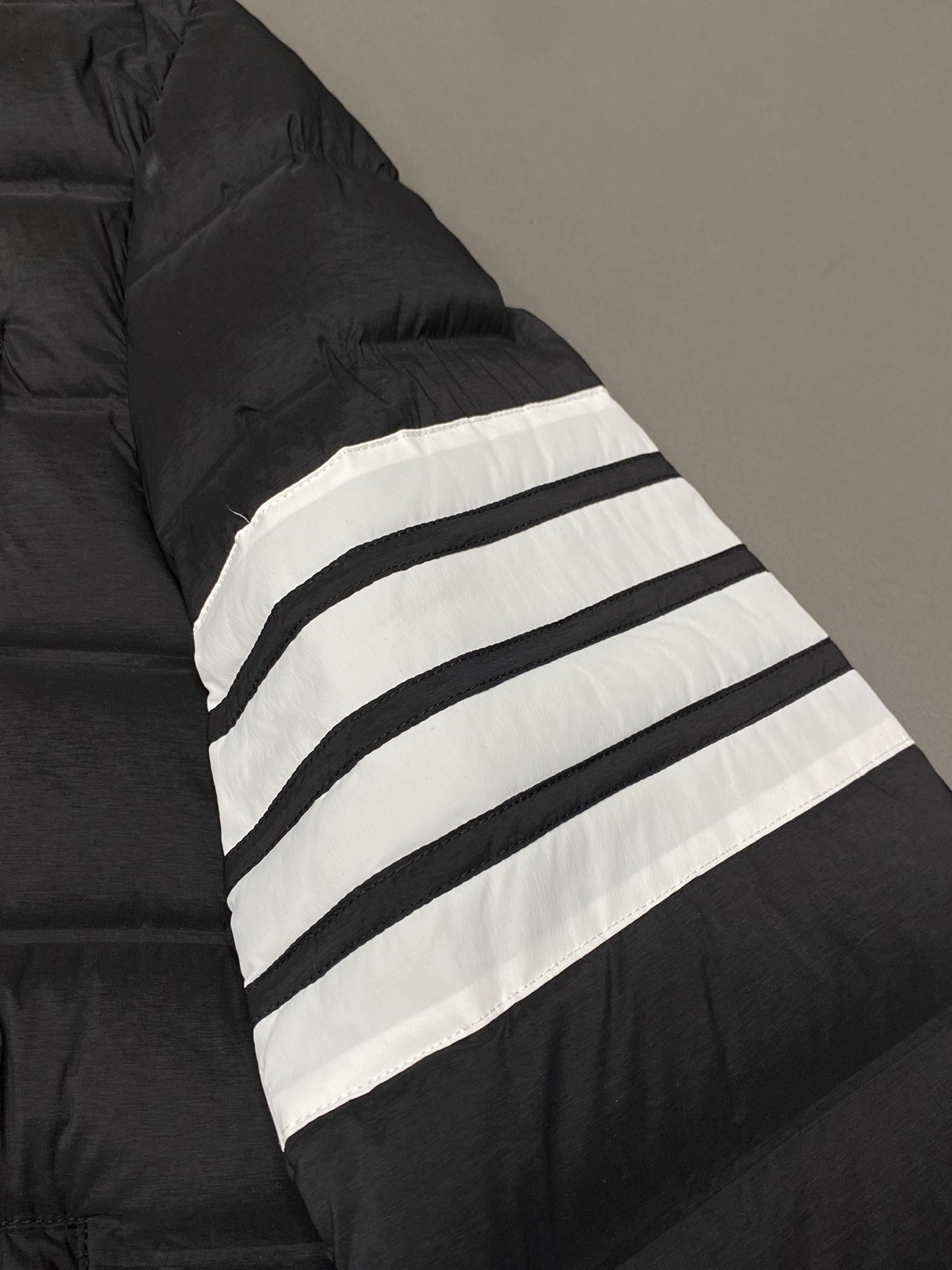 【Miumiu  公式旗艦店】ミュウミュウ ダウンジャケット ご好評に付き再入荷！241228