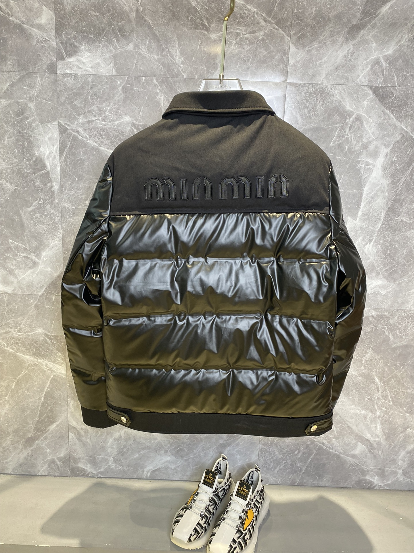 【Miumiu  公式旗艦店】ミュウミュウ ダウンジャケット ご好評に付き再入荷！241228