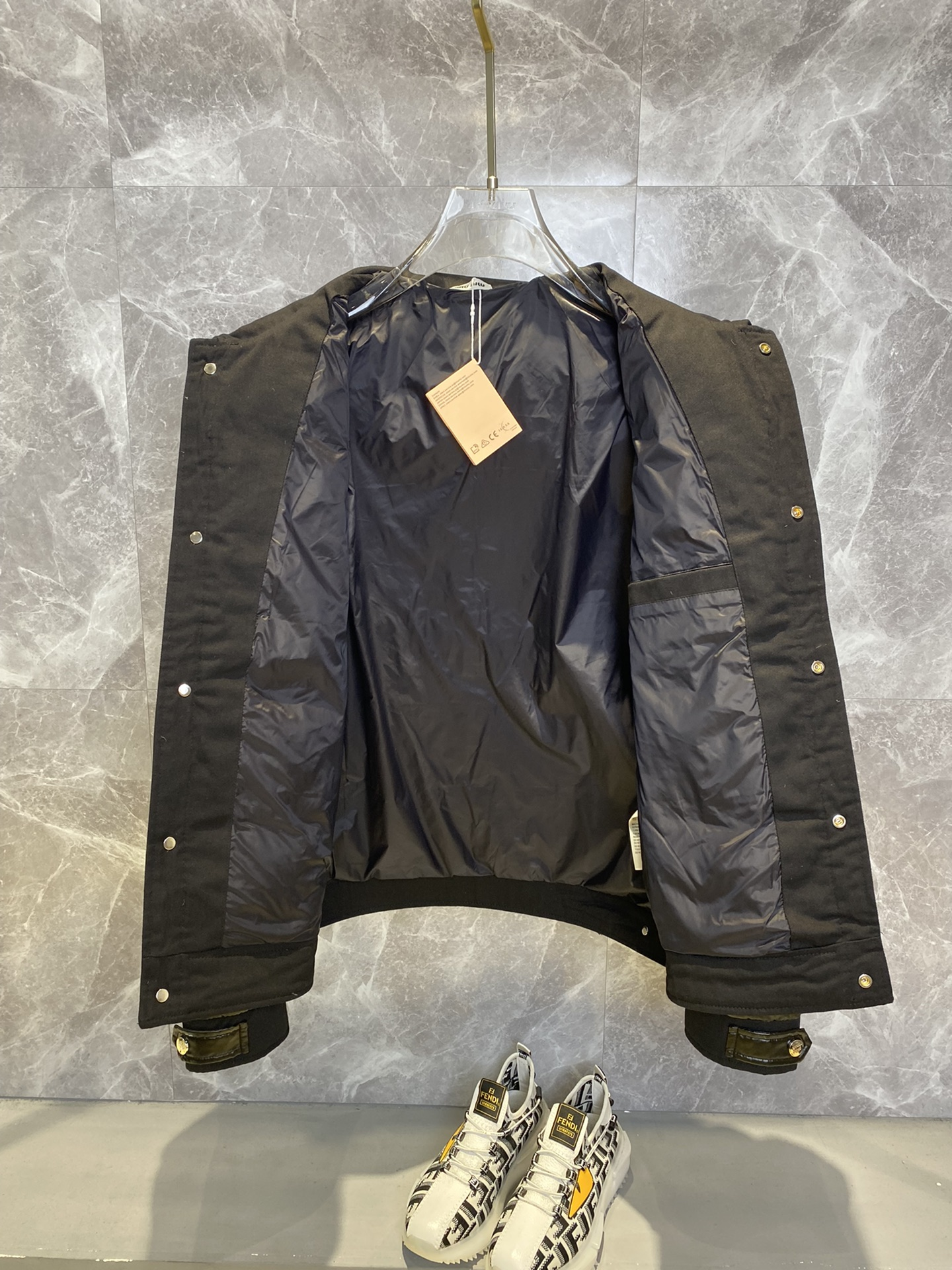 【Miumiu  公式旗艦店】ミュウミュウ ダウンジャケット ご好評に付き再入荷！241228