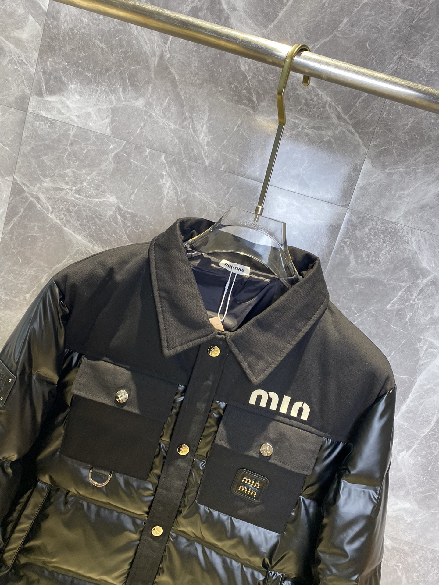 【Miumiu  公式旗艦店】ミュウミュウ ダウンジャケット ご好評に付き再入荷！241228