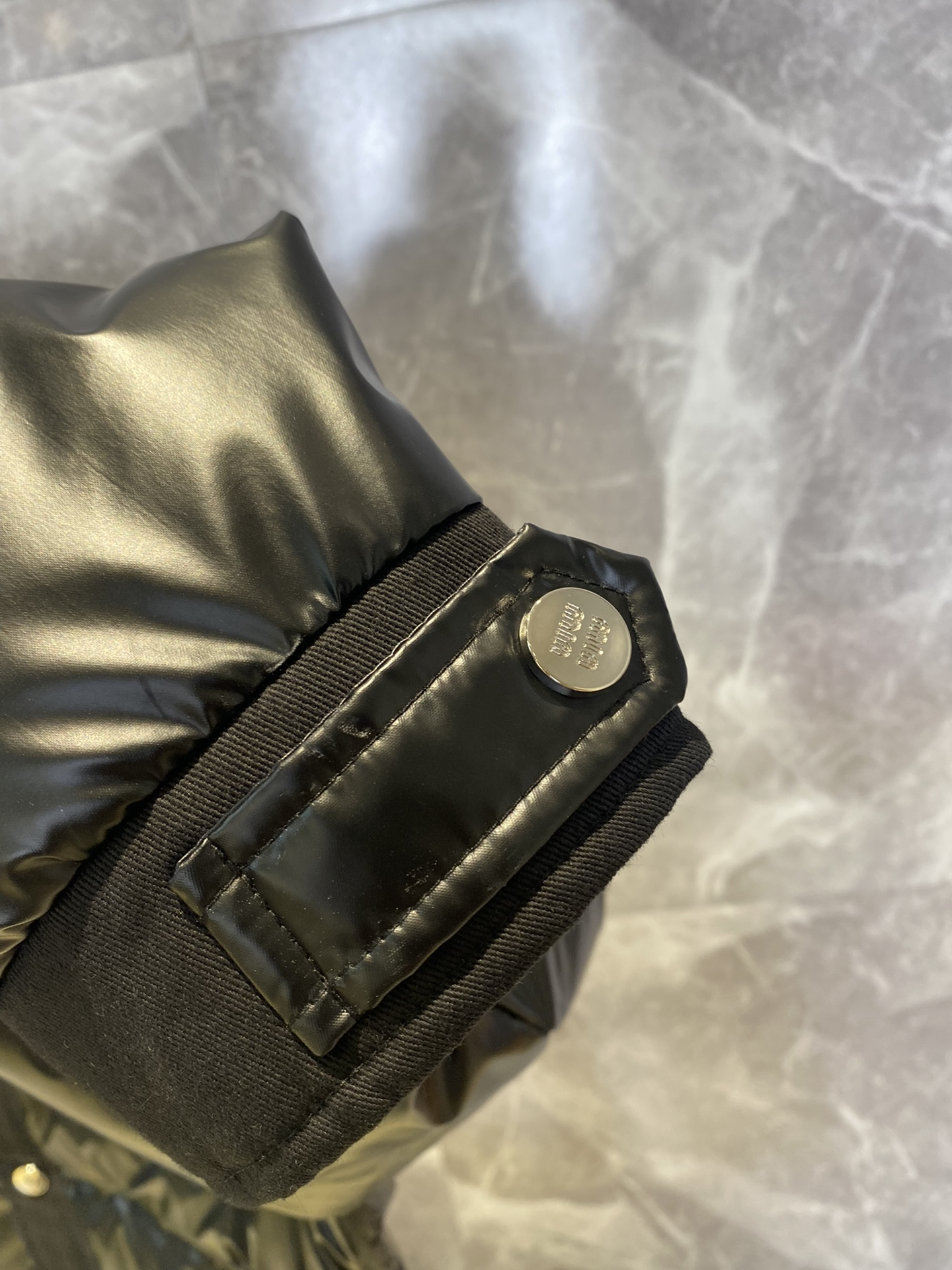 【Miumiu  公式旗艦店】ミュウミュウ ダウンジャケット ご好評に付き再入荷！241228