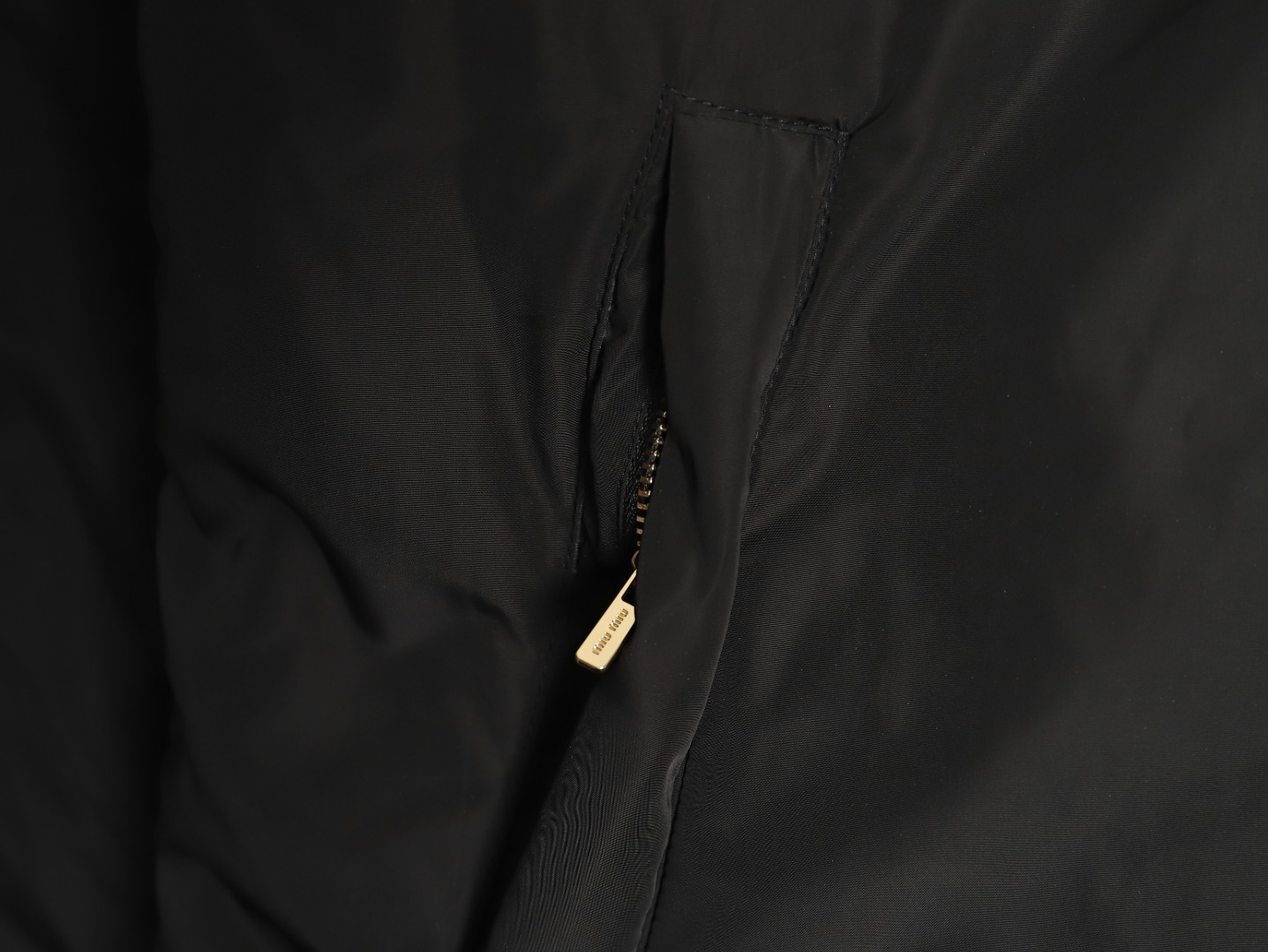 【Miumiu  公式旗艦店】ミュウミュウ ダウンジャケット ご好評に付き再入荷！241206