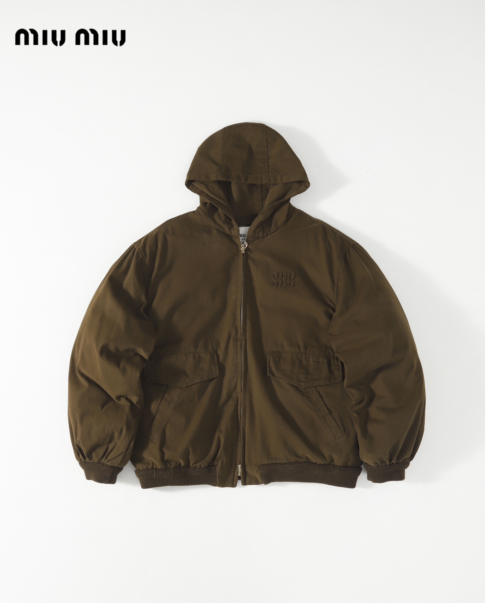 【Miumiu  公式旗艦店】ミュウミュウ ダウンジャケット ご好評に付き再入荷！241228