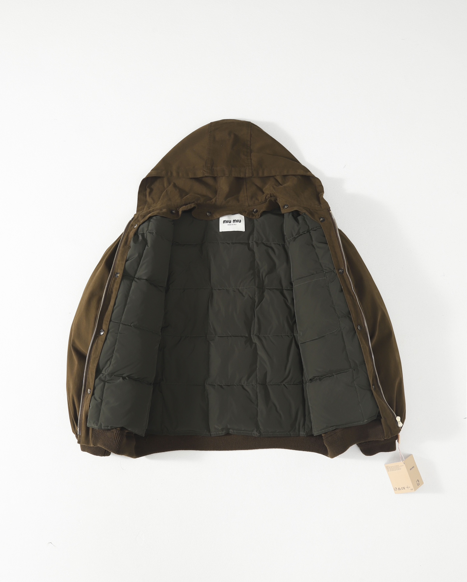 【Miumiu  公式旗艦店】ミュウミュウ ダウンジャケット ご好評に付き再入荷！241228