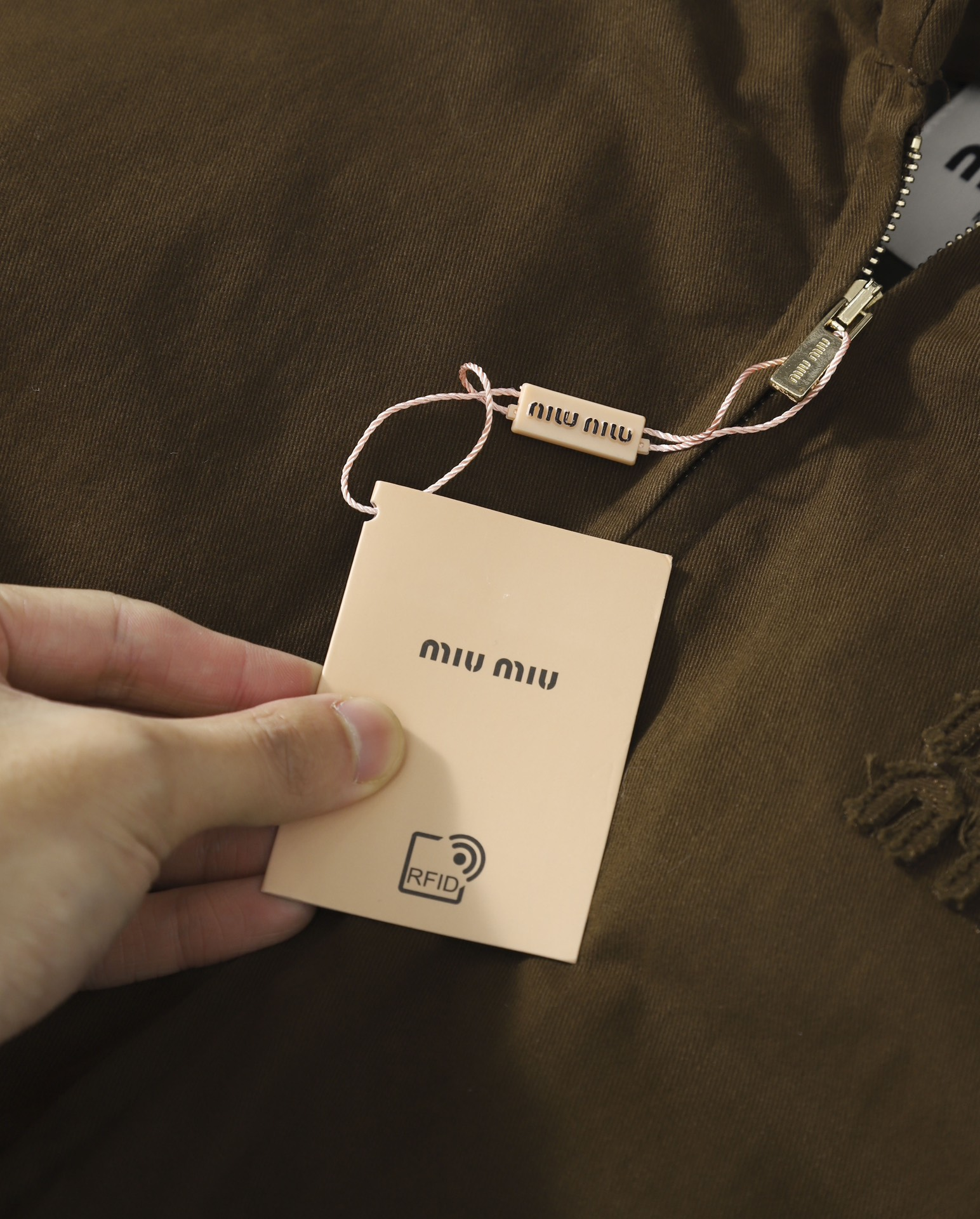 【Miumiu  公式旗艦店】ミュウミュウ ダウンジャケット ご好評に付き再入荷！241228