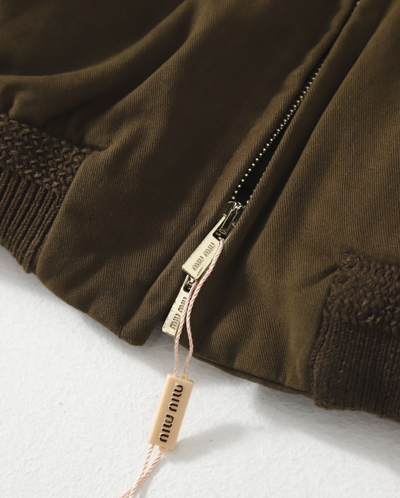 【Miumiu  公式旗艦店】ミュウミュウ ダウンジャケット ご好評に付き再入荷！241228