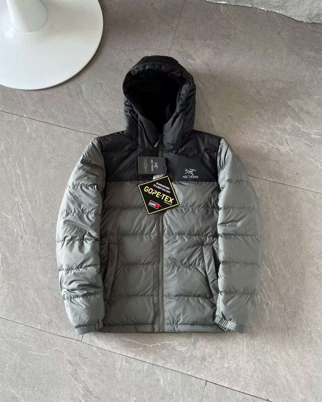 【ARCTERYX   公式旗艦店】 アークテリクス  ダウンジャケット ご好評に付き再入荷！  241228
