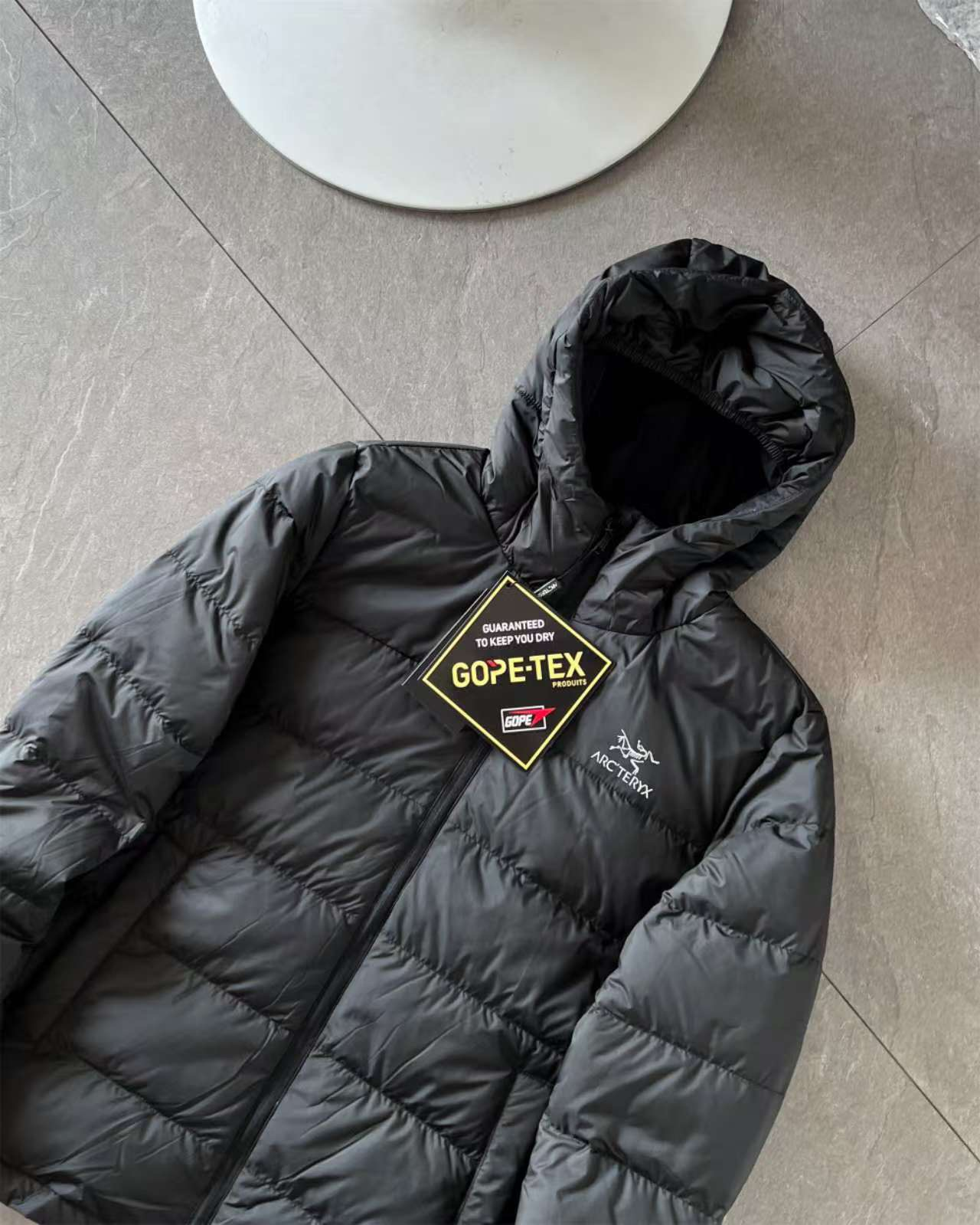 【ARCTERYX   公式旗艦店】 アークテリクス  ダウンジャケット ご好評に付き再入荷！  241228