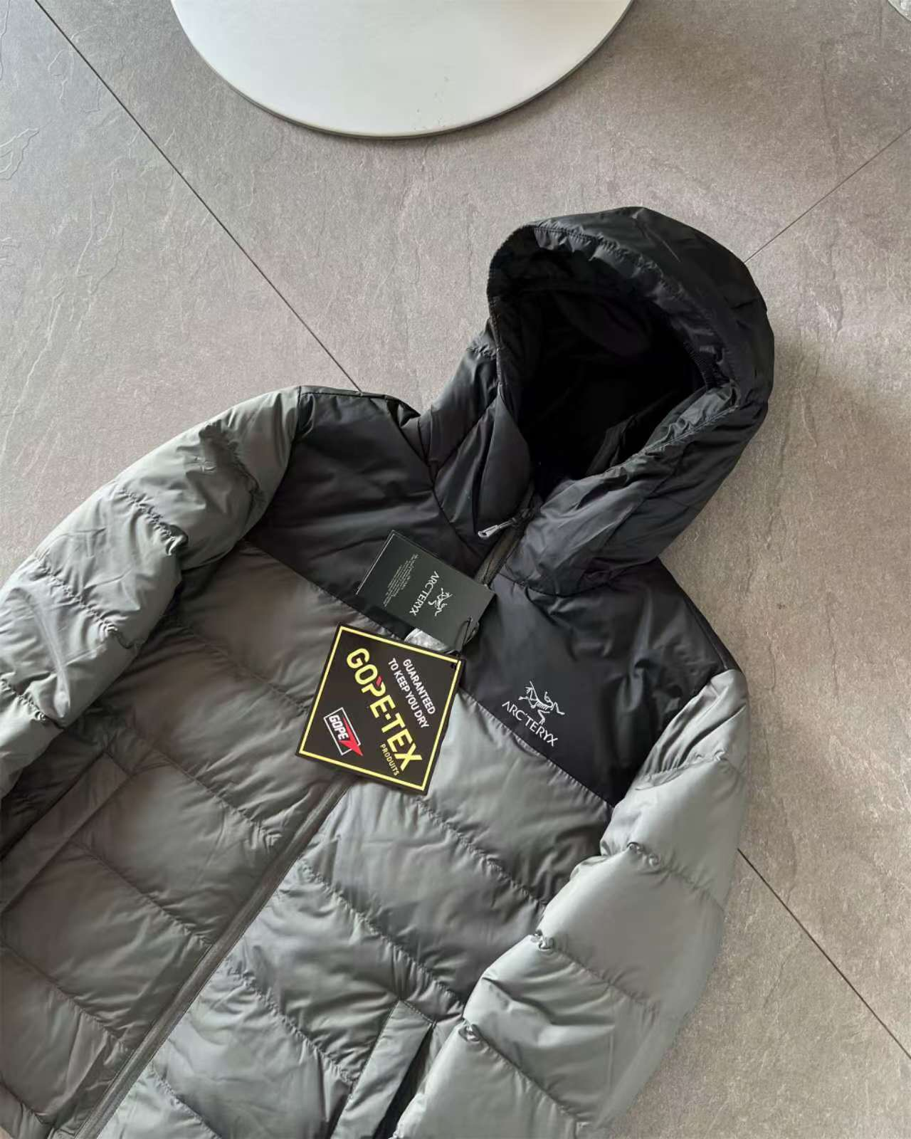 【ARCTERYX   公式旗艦店】 アークテリクス  ダウンジャケット ご好評に付き再入荷！  241228