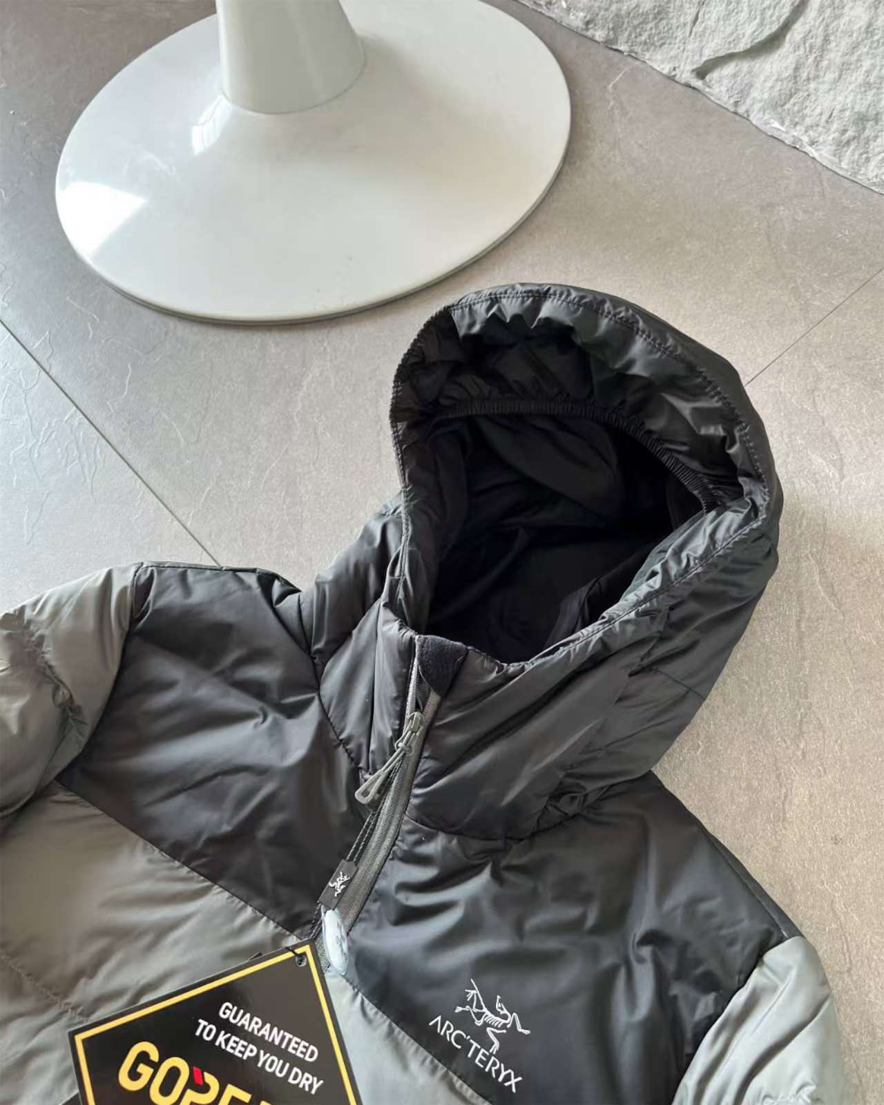 【ARCTERYX   公式旗艦店】 アークテリクス  ダウンジャケット ご好評に付き再入荷！  241228