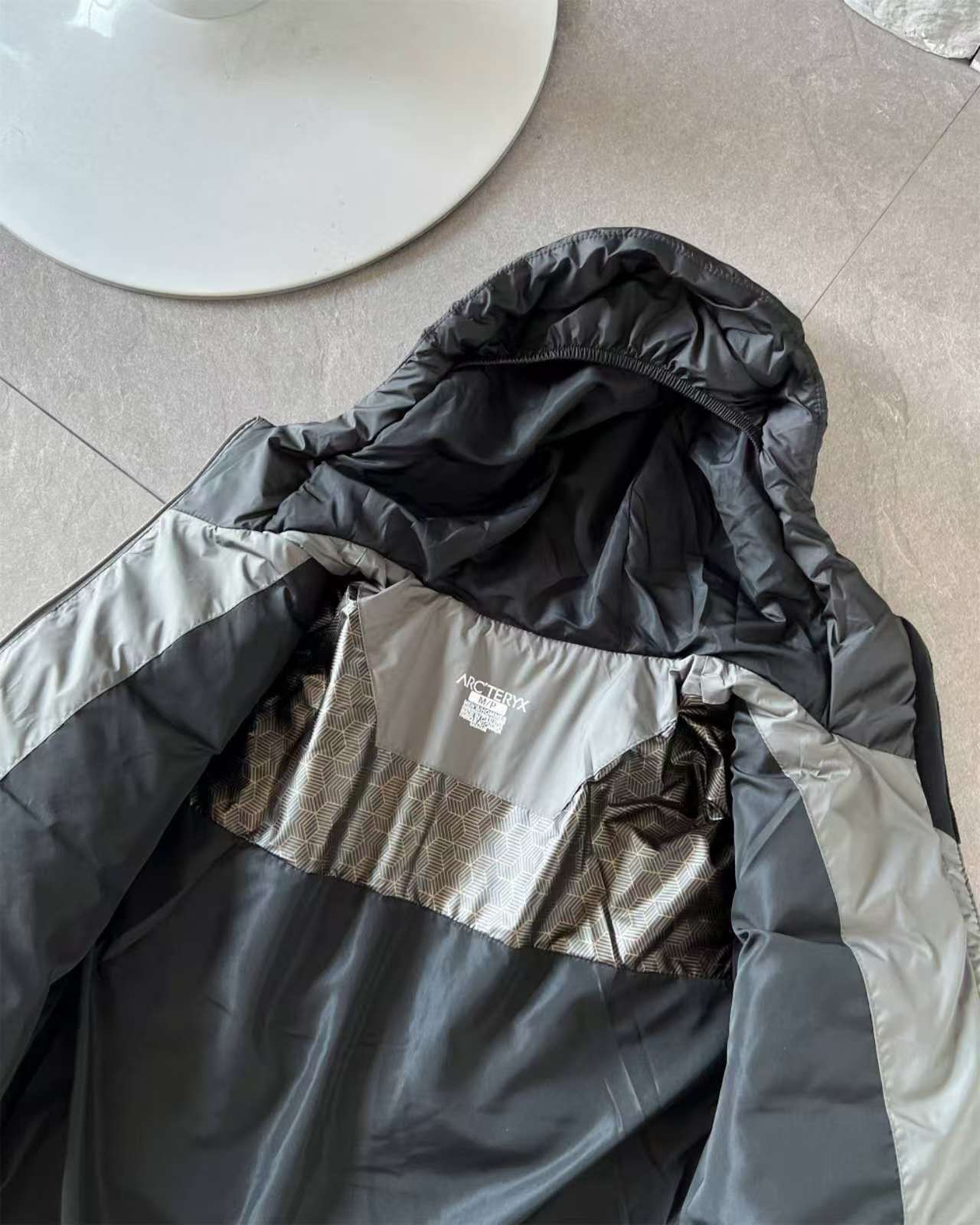 【ARCTERYX   公式旗艦店】 アークテリクス  ダウンジャケット ご好評に付き再入荷！  241228