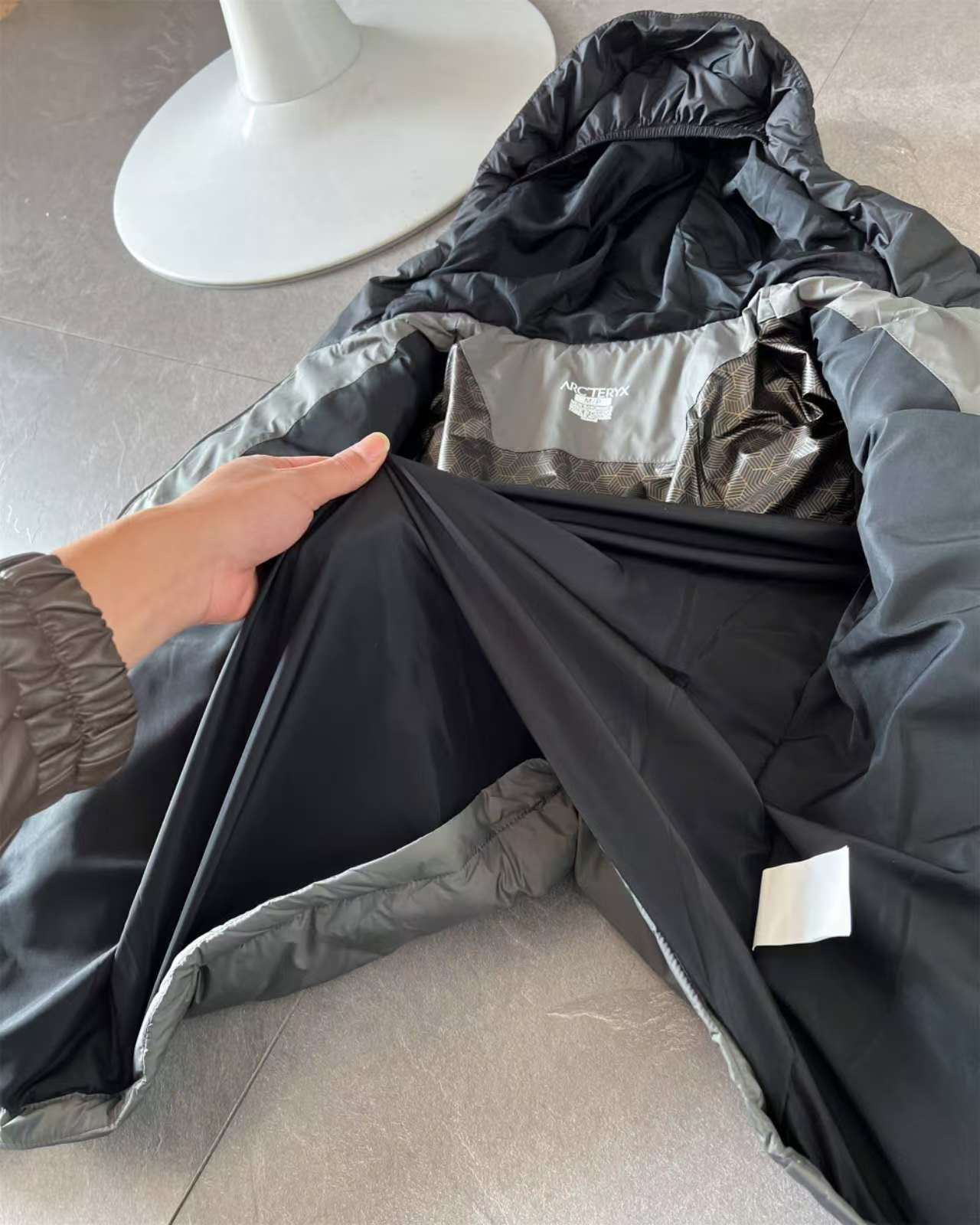 【ARCTERYX   公式旗艦店】 アークテリクス  ダウンジャケット ご好評に付き再入荷！  241228