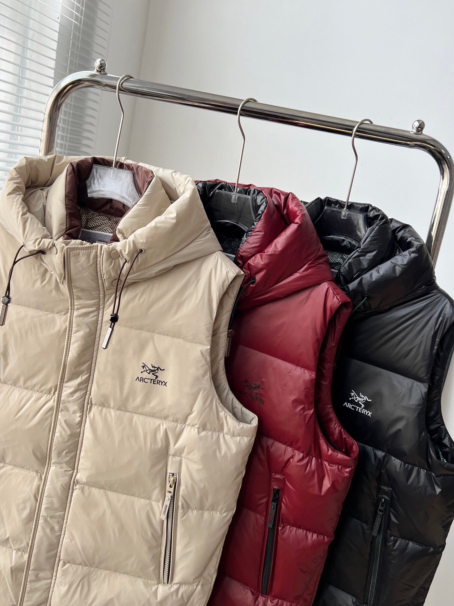 【ARCTERYX   公式旗艦店】 アークテリクス  ダウンジャケット ご好評に付き再入荷！  241228