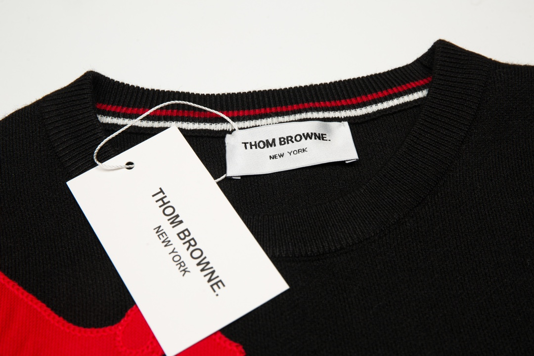 【ThomBrowne  公式旗艦店】トムブラウン  ダウンジャケット ご好評に付き再入荷！241228