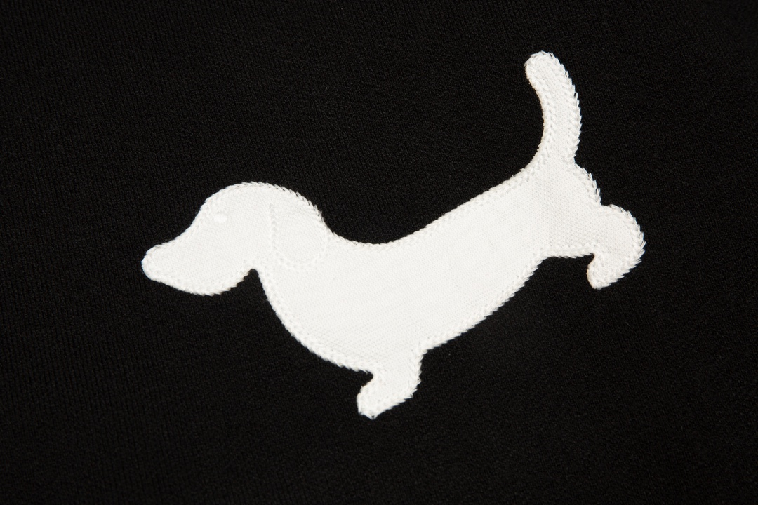 【ThomBrowne  公式旗艦店】トムブラウン  ダウンジャケット ご好評に付き再入荷！241228