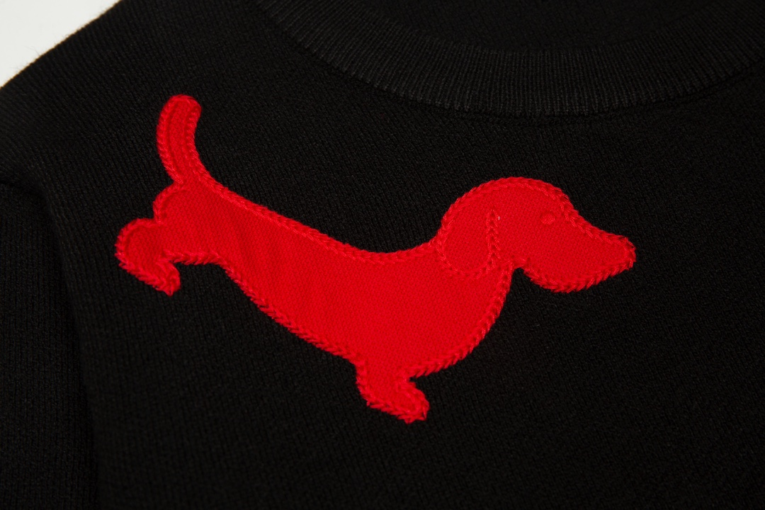 【ThomBrowne  公式旗艦店】トムブラウン  ダウンジャケット ご好評に付き再入荷！241228