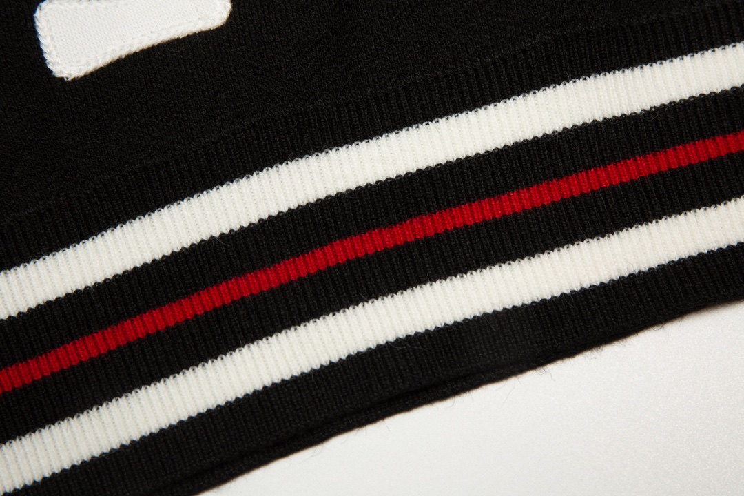 【ThomBrowne  公式旗艦店】トムブラウン  ダウンジャケット ご好評に付き再入荷！241228