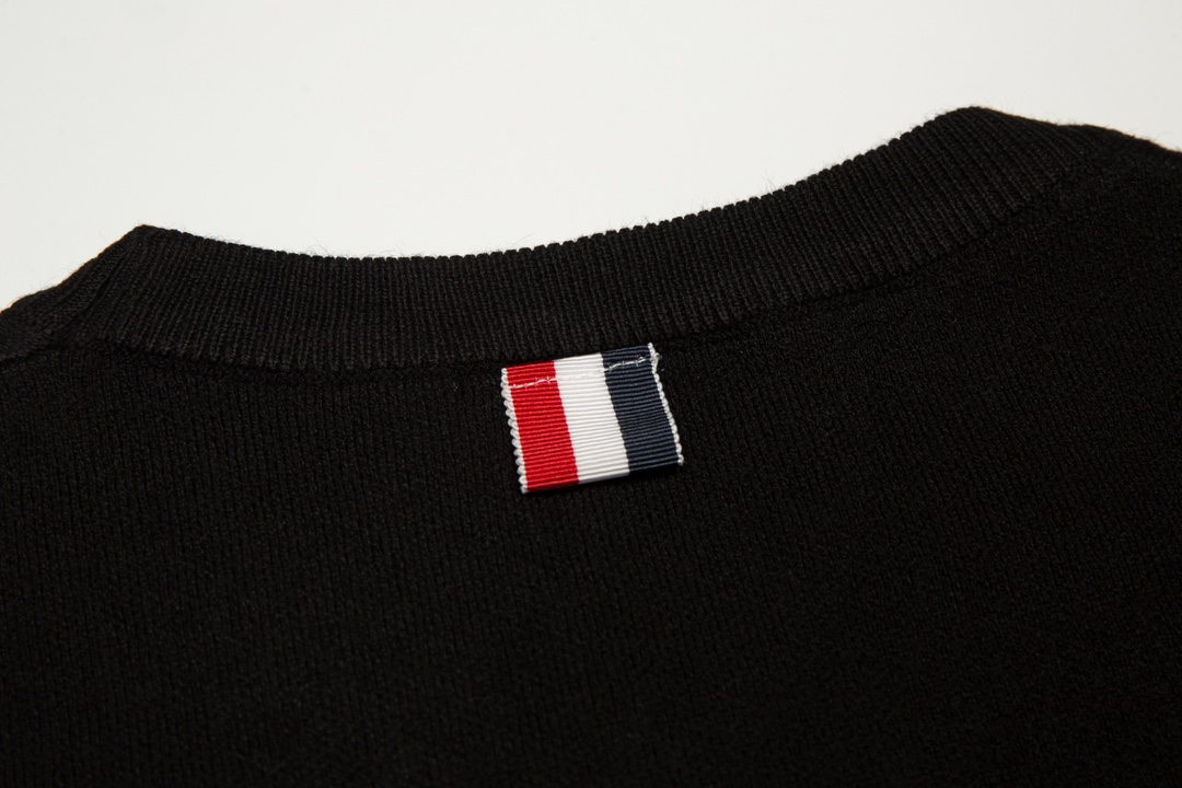 【ThomBrowne  公式旗艦店】トムブラウン  ダウンジャケット ご好評に付き再入荷！241228