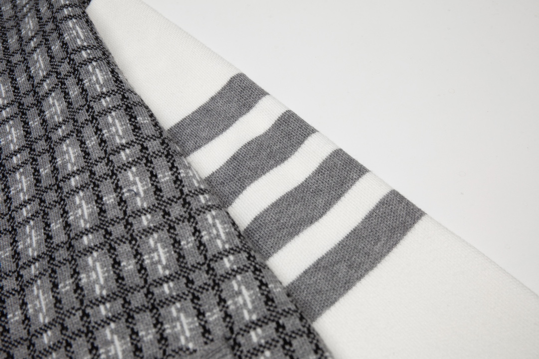 【ThomBrowne  公式旗艦店】トムブラウン  セーター  ご好評に付き再入荷！241228