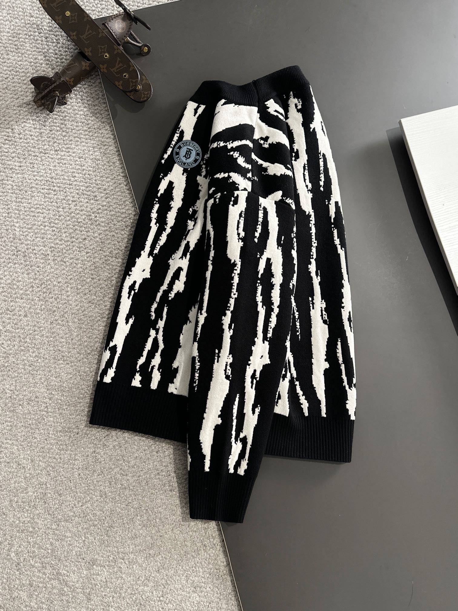 【BURBERRY 公式旗艦店】バーバリー セーター好評に付き再入荷！241231