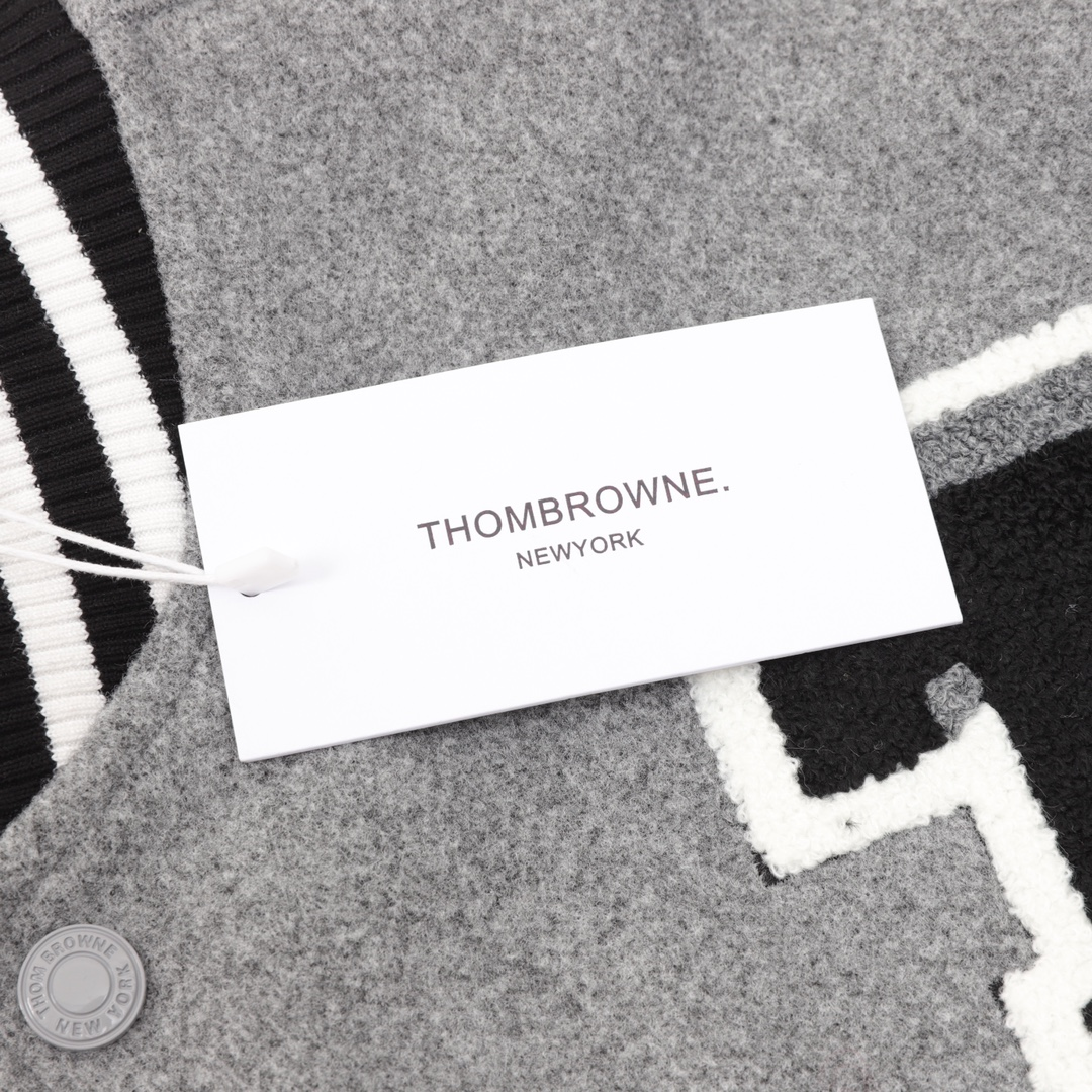 【ThomBrowne  公式旗艦店】トムブラウン  ジャケット着 好評に付き再入荷！250106